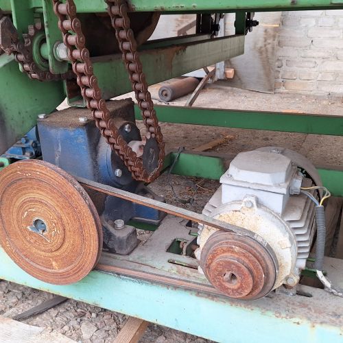 Торцовочный станок трехпильный