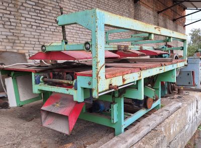 Торцовочный станок трехпильный