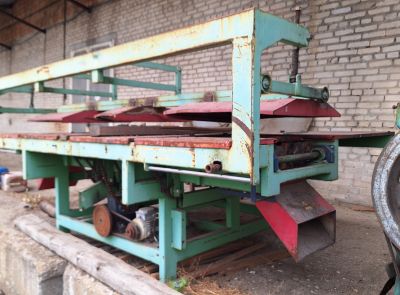 Торцовочный станок трехпильный