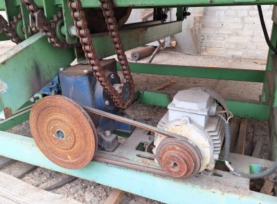 Торцовочный станок трехпильный