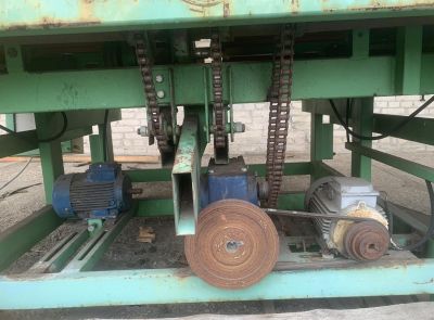 Торцовочный станок трехпильный