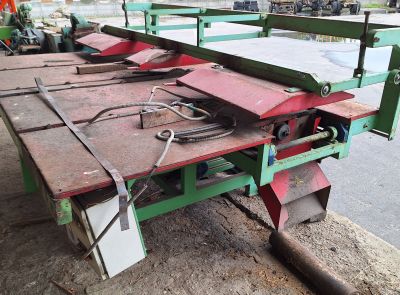 Торцовочный станок трехпильный